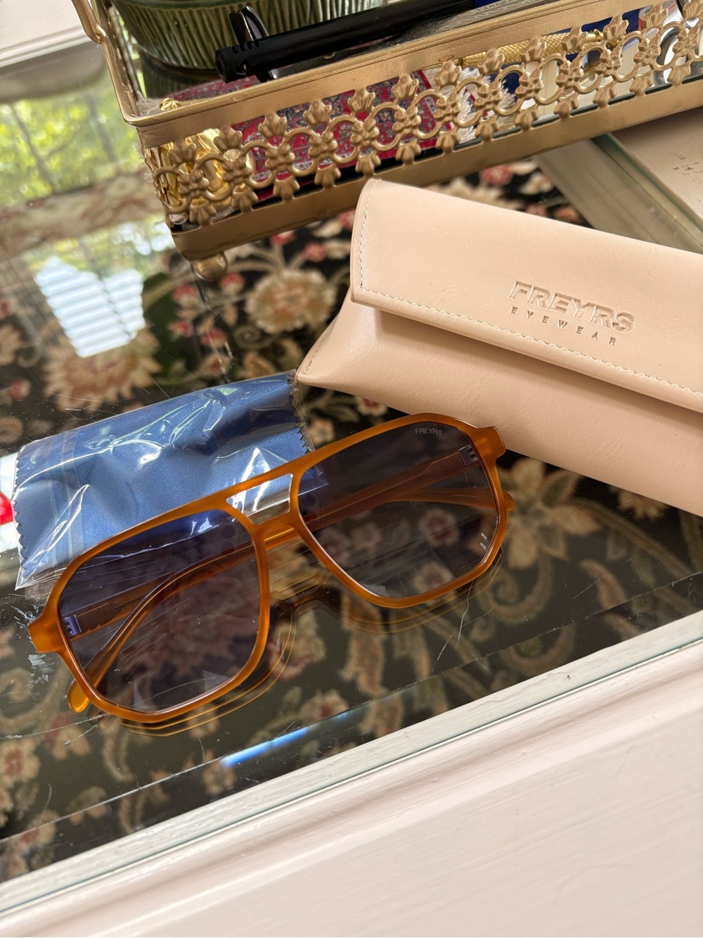 FREYRS Billie Aviator Sunglasses with Case and Cloth